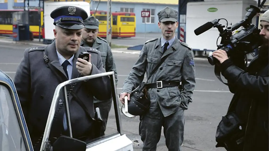 Ośrodek poszukuje ciekawych i nowoczesnych sposobów opowiadania o historii. Na zdjęciu realizacja teledysku do piosenki „Zomo na Legnickiej” w wykonaniu zespołu Big Cyc. / Fot. Andrzej Jerie / OŚRODEK „PAMIĘĆ I PRZYSZŁOŚĆ”