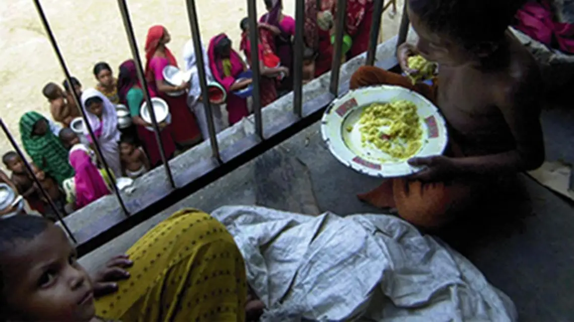 Po klęsce powodzi w obozie Armanitola, Dhaka, Bangladesz, 2004 r. / Fot. Pavel Rahman / AP PHOTO / EAST NEWS