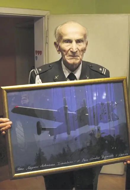 Ostatnie zdjęcie Antoniego Tomiczka z obrazem przedstawiającym jego halifax nad Gorcami, prezent urodzinowy od pasjonatów lotnictwa z Krakowa; Pstrążna, 13 listopada 2013 r. / Fot. Robert Springwald