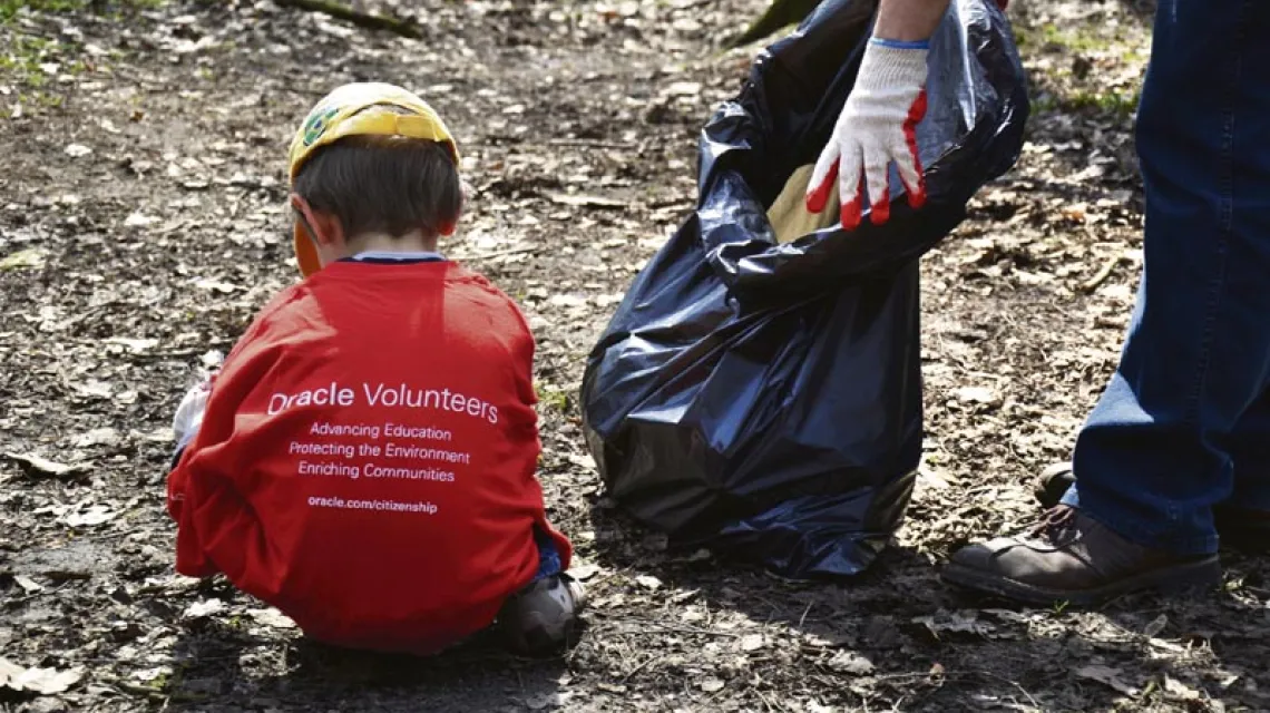 Wolontariusze pomagają w pracach porządkowych w domu dziecka / Fot. Barbara Czarnecka / ARCHIWUM ORACLE