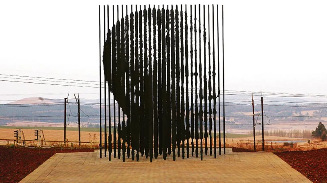 Monument upamiętniający wieloletnie uwięzienie Nelsona Mandeli; dzieło artysty Marca Cianfanelliego znajduje się w Howick, na południe od Durbanu, w RPA. / Fot. Rajesh Jantilal / AFP / EAST NEWS