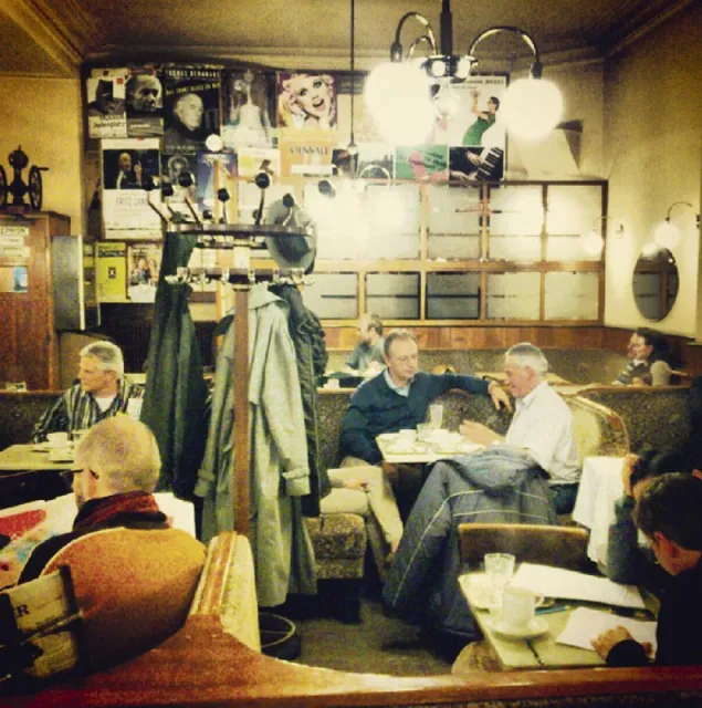 Café Bräunerhof: tu nadal siedzi się długo nad kawą i prasą, bo mimo cyfryzacji wszystkiego, gazet tam wciąż zadziwiająco wiele, każda rzetelnie nanizana na kij. / Fot. Wojciech Nowicki
