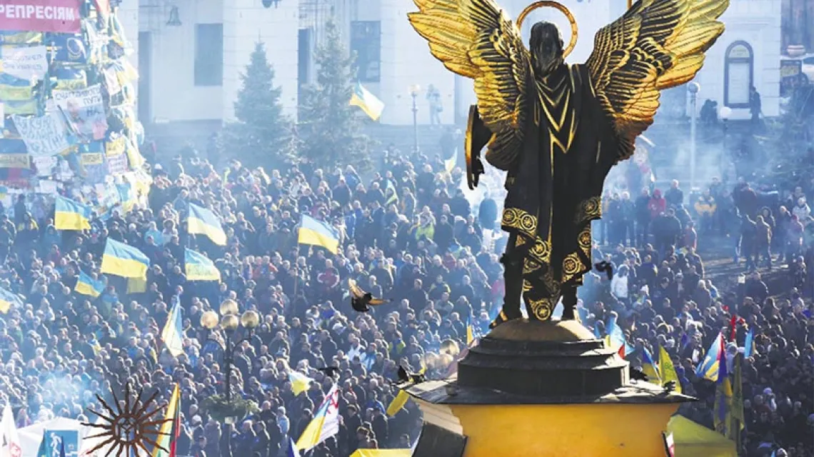 Proeuropejski protest w Kijowie; na pierwszym planie statua Michała Archanioła, patrona Ukrainy. 14 grudnia 2013 r. / Fot. Dmitry Lovetsky / AP / EAST NEWS