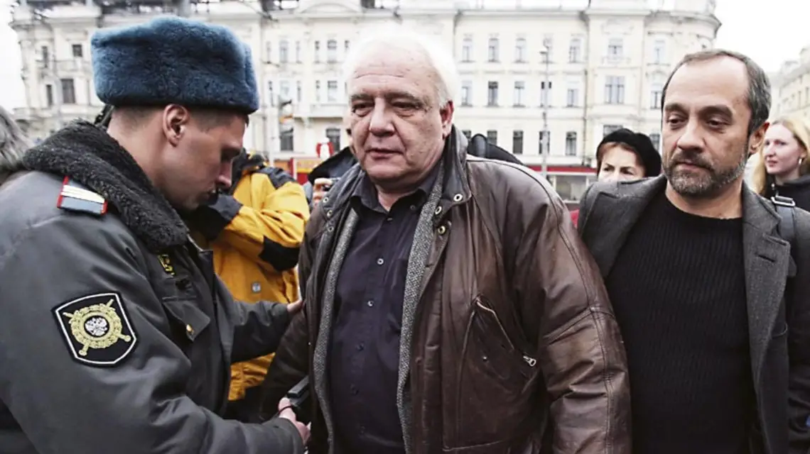 Władimir Bukowski na swoim wiecu wyborczym w Moskwie. Rosyjski policjant sprawdza mu kurtkę wykrywaczem metali. Moskwa, 20 października 2007 r. / Fot. Sergei Chirikov / EPA / PAP