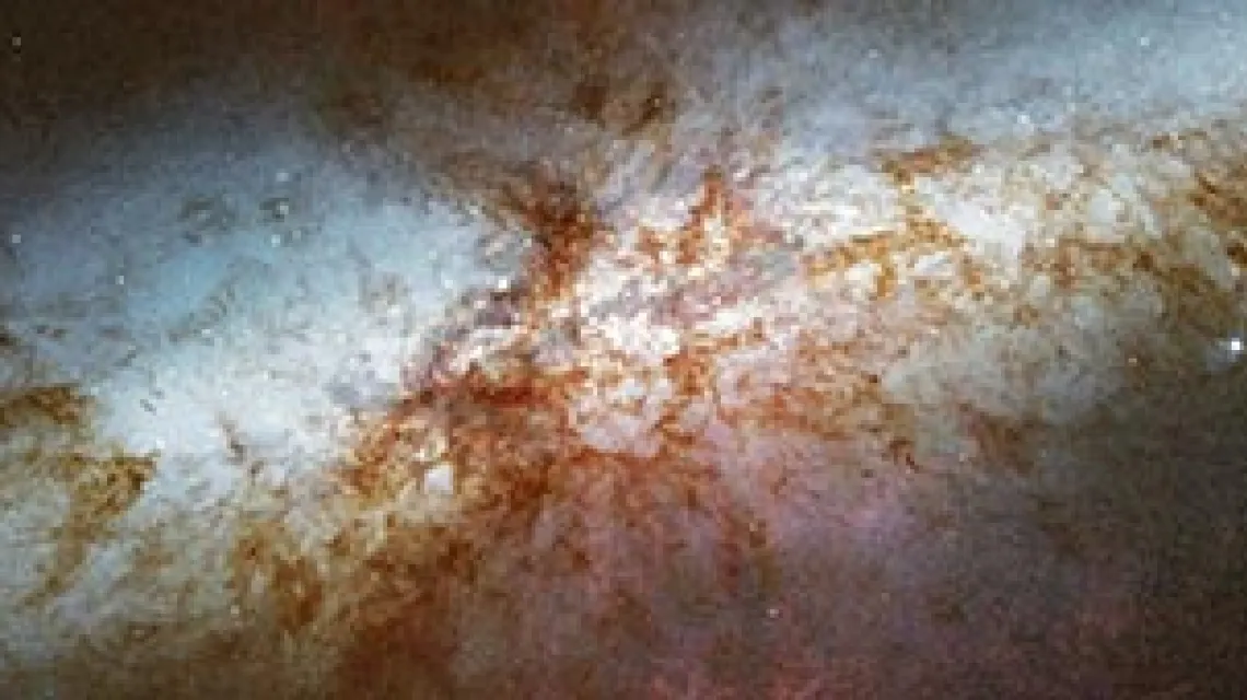 Smugi świecącego wodoru  biją z jądra galaktyki M82. Fotografia z teleskopu Hubble'a. / Fot. NASA, ESA, and The Hubble Heritage Team (STScI/AURA) Acknowledgment: J. Gallagher