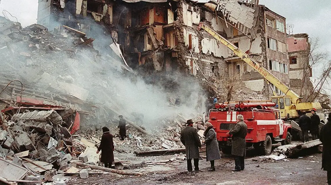 Ćwierć wieku temu trzęsienie ziemi zabiło w Armenii 25 tys. osób. Na zdjęciu: miasto Leninakan (dziś Giumri) kilka dni po wstrząsie; 13 grudnia 1988 r. / Fot. Sophie Shihab / AFP / EAST NEWS