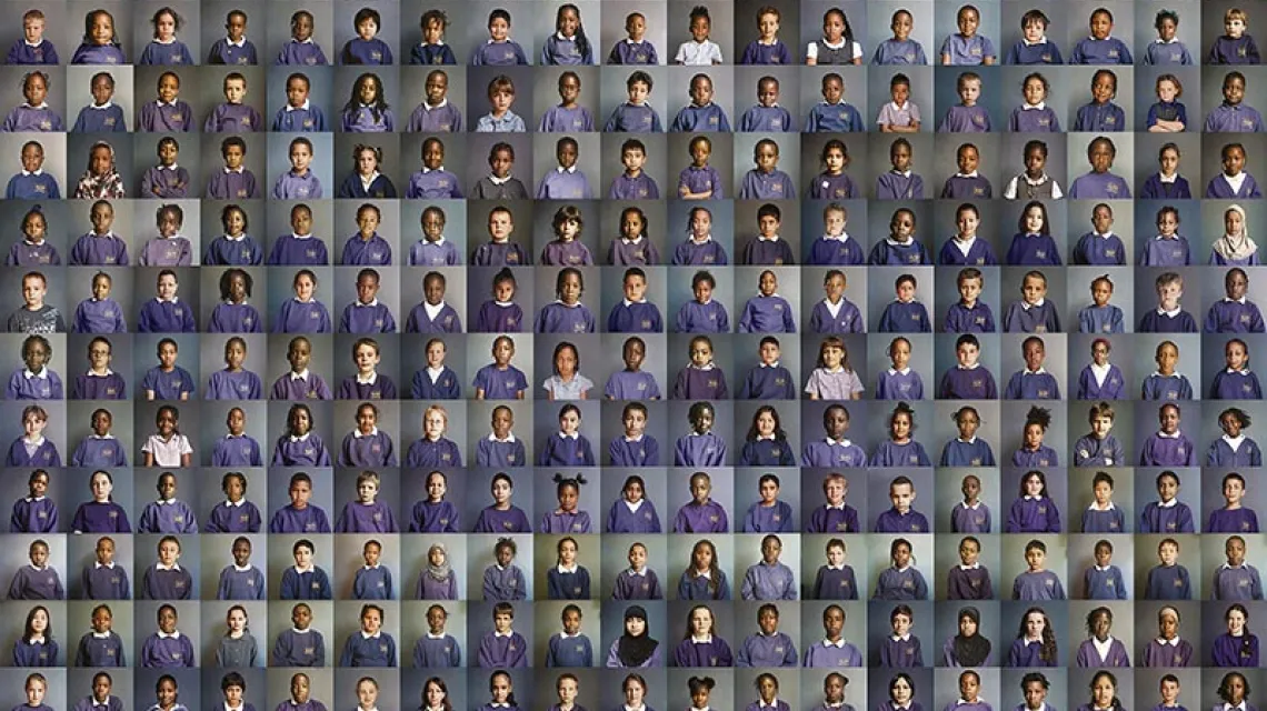 Kompozycja portretów wszystkich dzieci i większości nauczycieli ze szkoły podstawowej Kingsmead. Pokazuje ona, jak niezwykle różnorodna jest dziś społeczność wschodniego Londynu. / Fot. Gideon Mendel / IN PICTURES / CORBIS