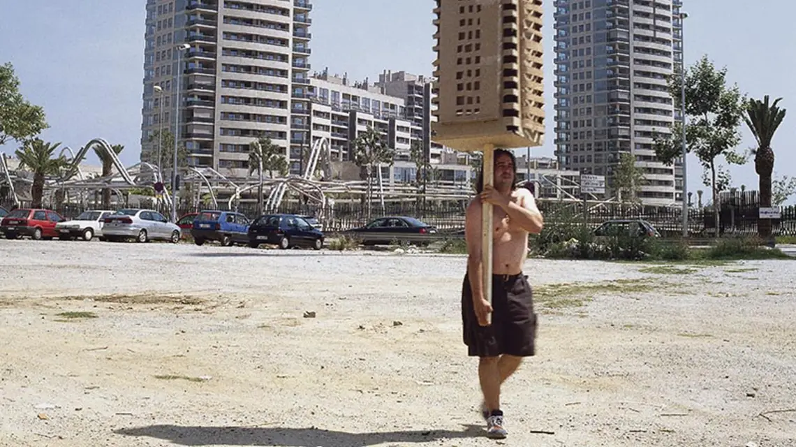 Jordi Colomer, „Anarchitekton”, Barcelona, sierpień 2002, zapis wideo / Fot. Dzięki uprzejmości artysty, Collection Frac Centre, ORLÉANS / MOCAK