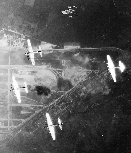 Amerykańskie bombowce nad niemieckimi zakładami w Kędzierzynie-Koźlu / Fot. Archiwum Szymona Serwatki