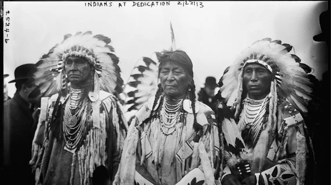 Wodzowie plemienia Wron w Nowym Jorku, rok nieznany. Wiele Przewag w środku. / Fot. Library of Congress