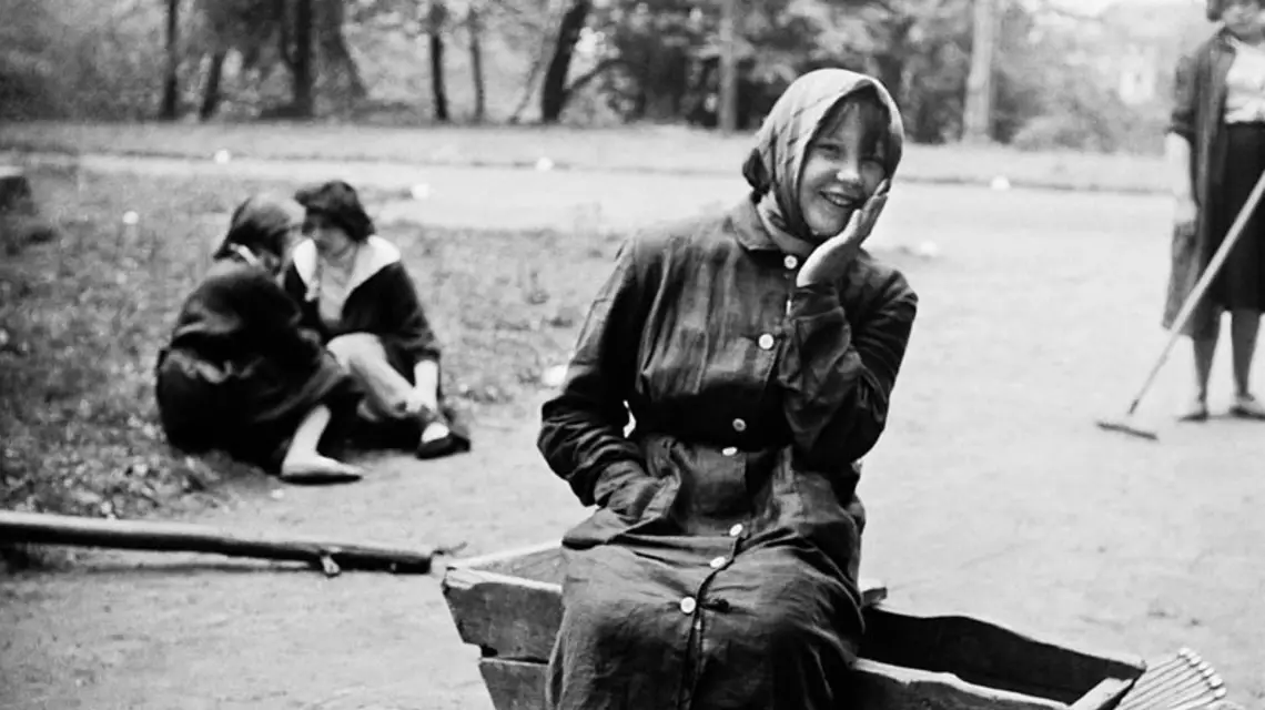 Zakład poprawczy dla dziewcząt na wyspie Rokola w Otwocku Wielkim (1959) / Fot. Irena Jarosińska