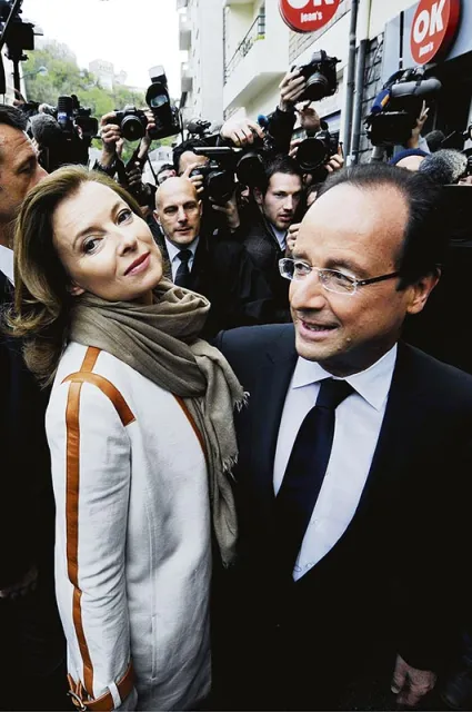 Françoise Hollande – tu jeszcze wraz z Valérie Trierweiler. Maj 2012 r.  / Fot. AFP / EAST NEWS