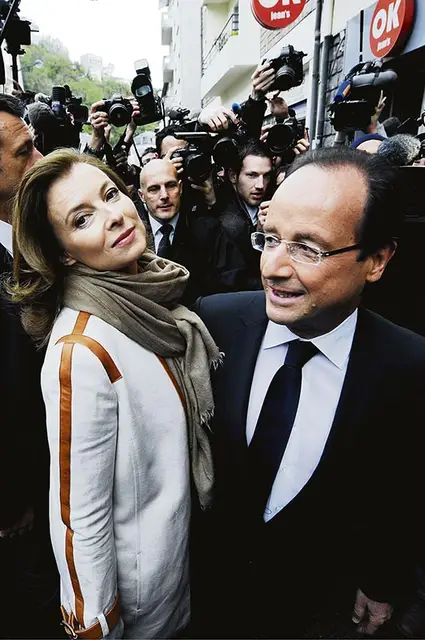 Françoise Hollande – tu jeszcze wraz z Valérie Trierweiler. Maj 2012 r. / Fot. AFP / EAST NEWS