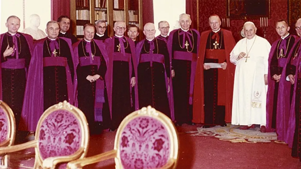 Papież Jan XXIII przyjmuje delegację Konferencji Episkopatu Polski; pierwszy z lewej stoi bp Karol Wojtyła. / Fot. ARCHIWUM FUNDACJI PAPIEŻA JANA XXIII – BERGAMO