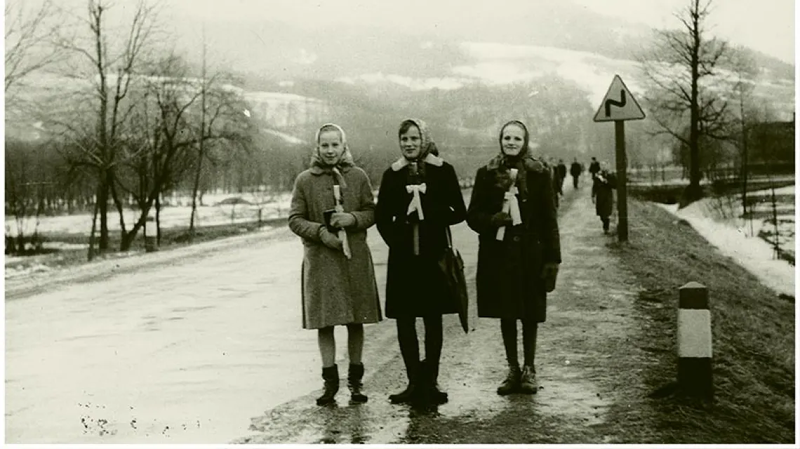 Dziewczęta ze świecami w drodze do kościoła na święto Matki Boskiej Gromnicznej, Kasinka Mała / Fot. Zdzisław Szewczyk, 1967 r.