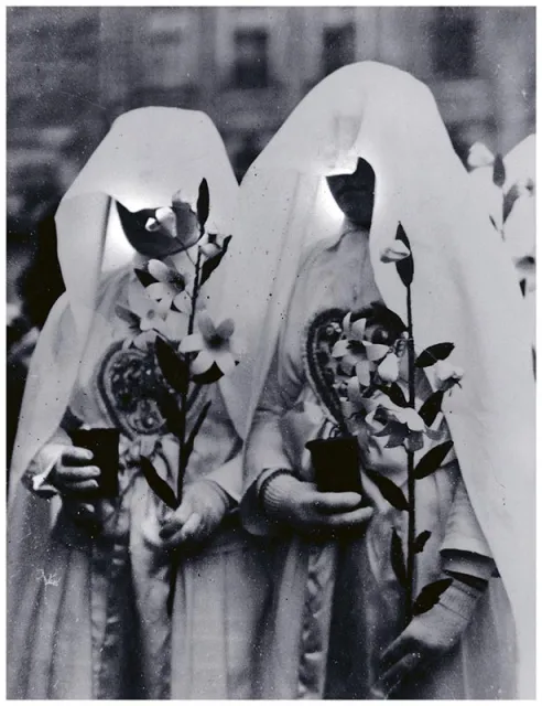 Gorlickie „Maryjki”, reprodukcja fotografii z ok. 1914 r. „Maryjki” ubrane w białe szaty na wzór nowicjuszek zakonnych z lampionami w rękach uczestniczą w mszy św. w dniu 8 grudnia. / 