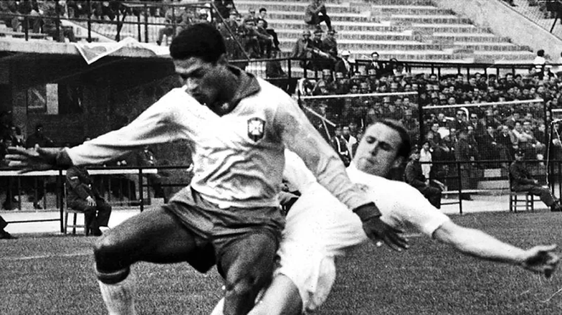Brazylia-Anglia, ćwierćfinał mistrzostw świata w Chile w 1962 r., zakończony zwycięstwem Brazylijczyków 3:1. Garrincha w pojedynku z angielskim obrońcą Rayem Wilsonem. / Fot. Rolls Press / POPPERFOTO / GETTY IMAGES