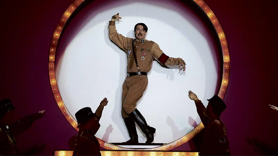 Austriacki aktor Martin Sommerlatte w roli Hitlera. Musical „Producenci” wystawiono w berlińskim teatrze Admiralpalast w 2009 r. / Fot. John Macdougall / AFP / EAST NEWS