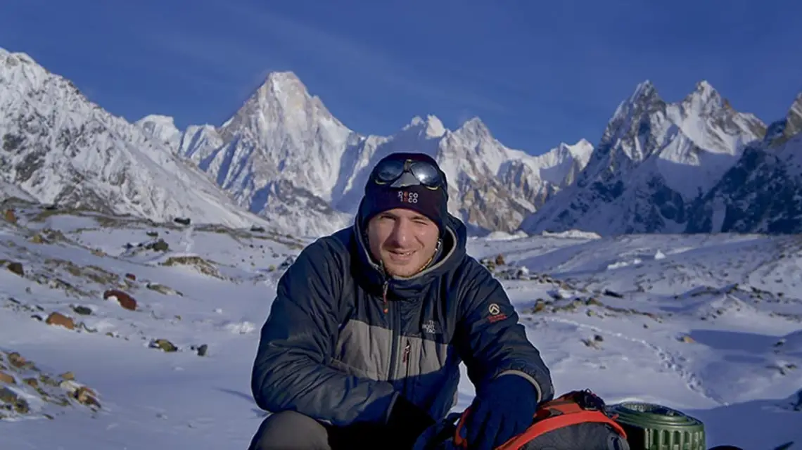 Tomek Kowalski na lodowcu Baltoro, w tle Świetlista Ściana Gaszerbruma IV. Karakorum, Pakistan, styczeń 2013 r. / Fot. Tomasz Kowalski / POLSKI HIMALAIZM ZIMOWY