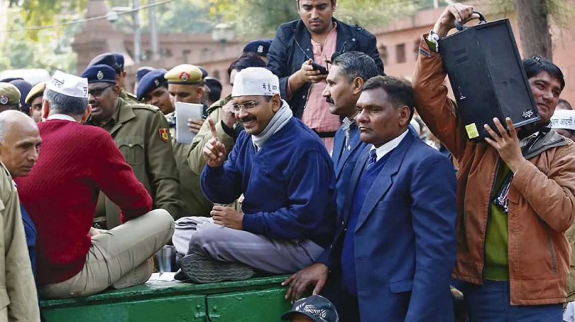 Arwind Kedżriwal jako premier Delhi w czasie protestu pod główną komendą policji. Delhi, 20 stycznia 2014 r.  / Fot. Anindito Mukherjee / REUTERS / FORUM