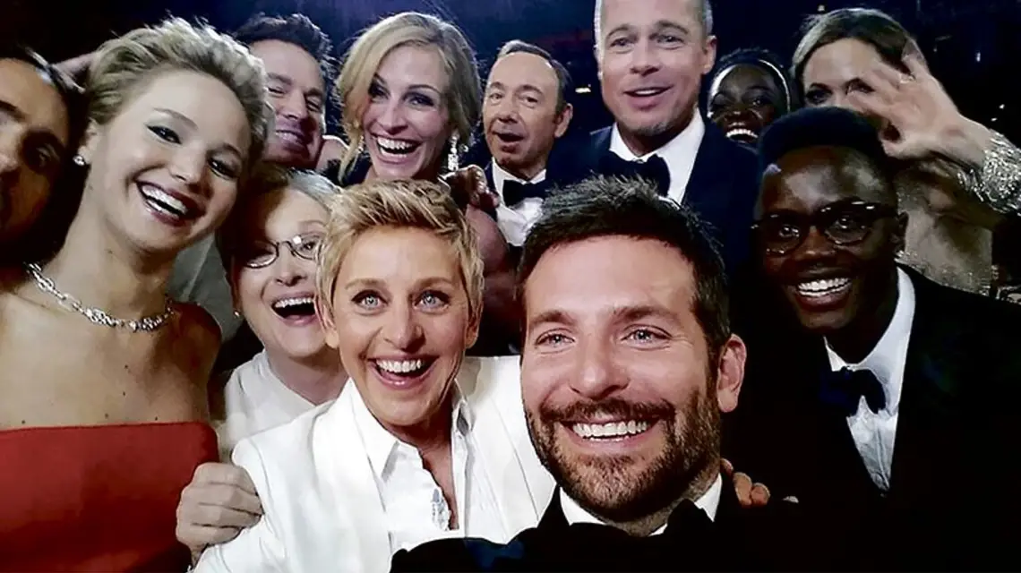 Gwiazdy na gali Oscarów, zdjęcie zrobione przez Bradleya Coopera i zamieszczone na twitterze przez prowadzącą galę Ellen DeGeneres (obydwoje na pierwszym planie pośrodku) / Fot. Ellen Degeneres / AP / EAST NEWS
