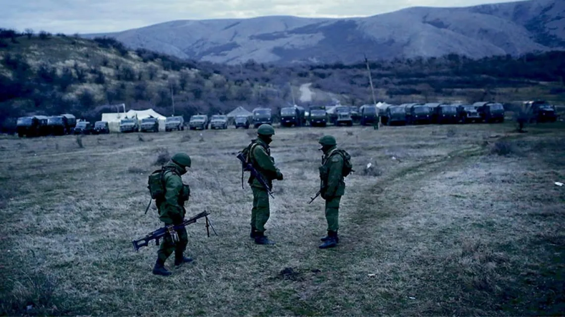 Rosyjscy żołnierze blokują ukraińską bazę wojskową w miejscowości Pieriewalnyj na Krymie; Ukraińcy odmówili złożenia broni. Krym, niedziela 2 marca 2014 r. / Fot. Bulent Doruk / AA / TT/ FORUM