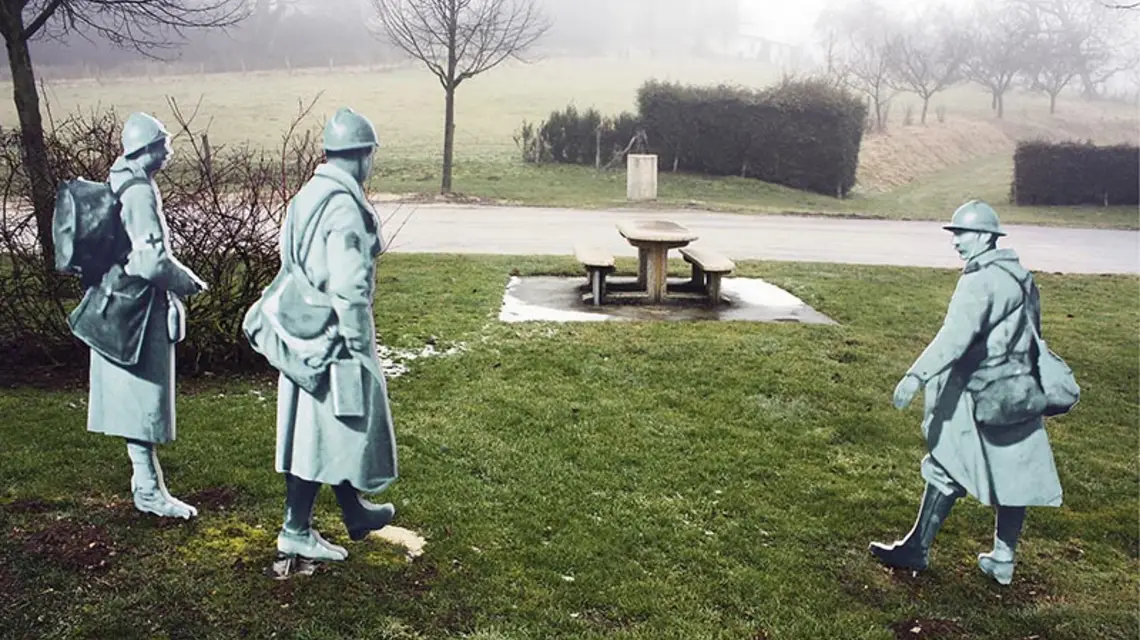 Naturalnej wielkości makiety żołnierzy z okresu I wojny światowej. Verdun, Francja, 2013 r. / Fot. Herman Van Den Boom / ANZENBERGER / FORUM