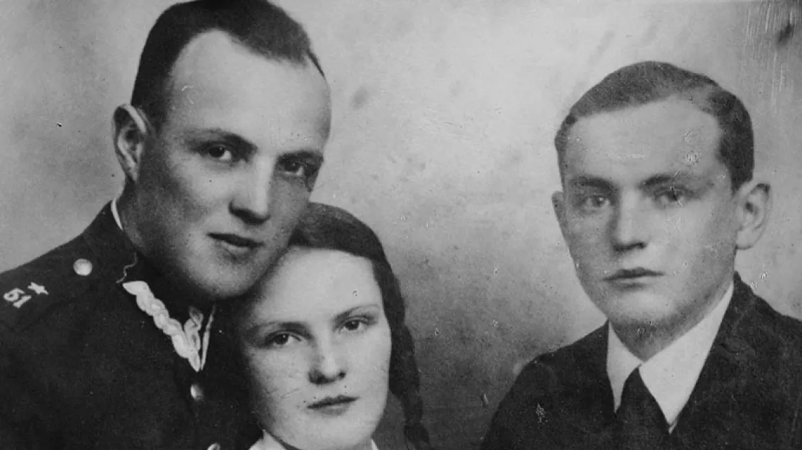 Henryk Ostrowski ps. „Heniek” (z prawej), z bratem Zygmuntem (oficerem WP) i siostrą Barbarą; druga połowa lat 30. / Fot. Archiwum rodziny Ostrowskich