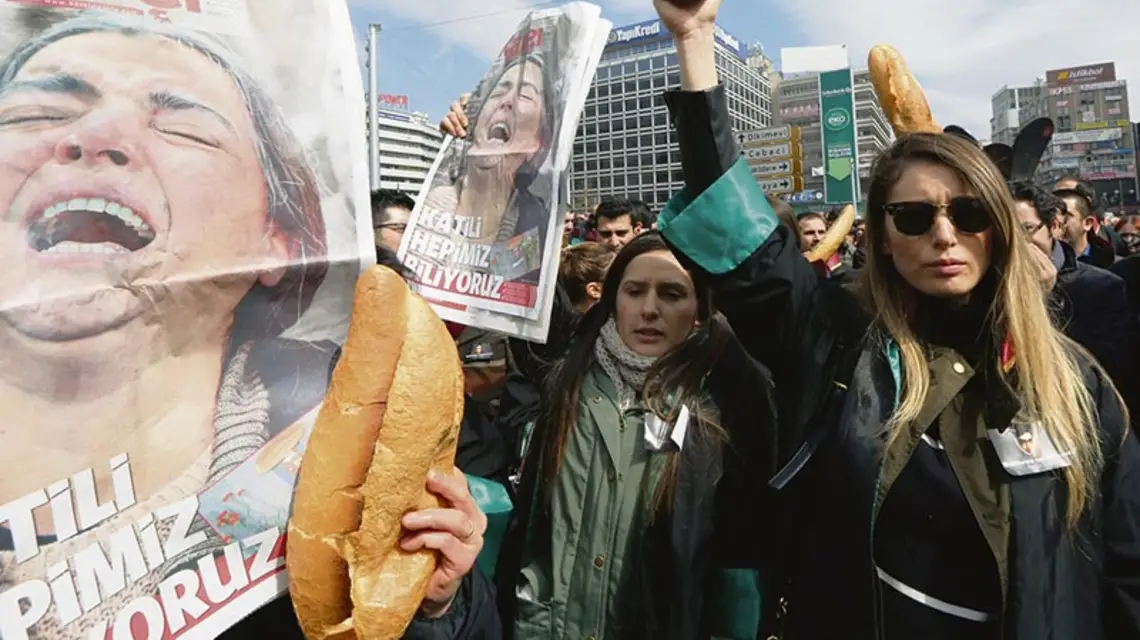 Demonstracja tureckich prawników; w rękach trzymają bochenki chleba i gazety ze zdjęciem rozpaczającej Gulsum Elvan, matki 15-letniego Berkina, kolejnej śmiertelnej ofiary starć z policją. Chłopiec został postrzelony, gdy wyszedł z domu kupić chleb. / Fot. Burhan Ozbilici / AP / EAST NEWS