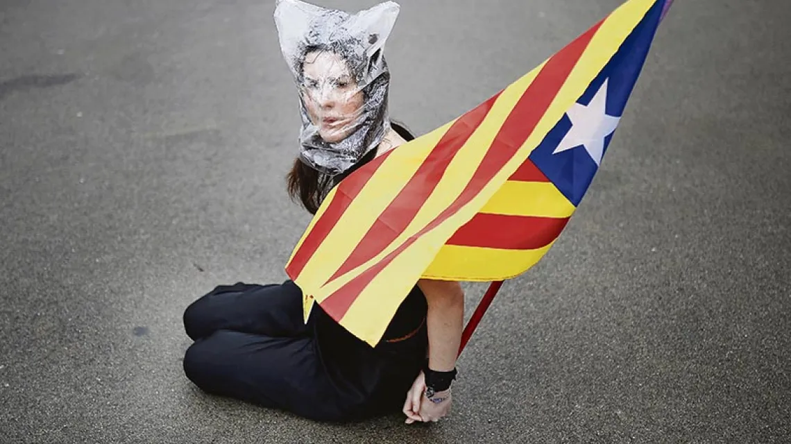 Zwolenniczka niepodległości Katalonii protestuje przeciwko decyzji rządu w Madrycie, który za nielegalne uznał katalońskie referendum niepodległościowe, zapowiedziane na listopad tego roku. Barcelona, 16 stycznia 2014 r. / Fot. Manu Fernandez / AP / EAST NEWS