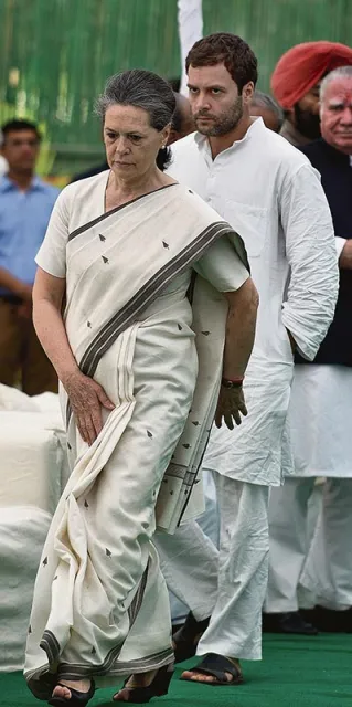 Sonia Gandhi i jej syn Rahul, dziedzic politycznej dynastii Gandhich, marzec 2013 r. / Fot. Prakash Singh / AFP / EAST NEWS