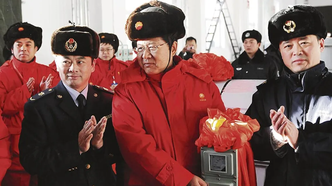 Jeden z szefów koncernu paliwowego PetroChina uruchamia rurociąg z Rosji do Chin. Mohe, prowincja Heilongjiang, styczeń 2011 r. / Fot. Wang Jianwei / XINHUA PRESS / CORBIS