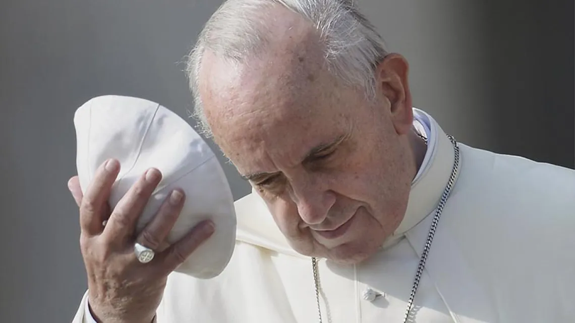 Papież na placu św. Piotra, 30 października 2013 r. / Fot. Gabriel Bouys / AFP / EAST NEWS