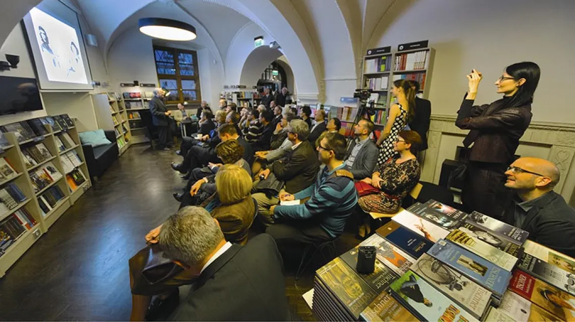 Wykład ks. prof. Michała Hellera, De Revolutionibus. Books & Cafe, Copernicus Center, Kraków, ul. Bracka, 2013 r. / Fot. Adam Walanus