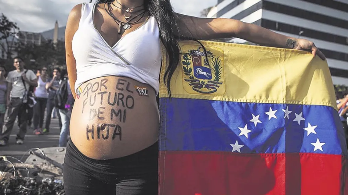 „Za przyszłość mojej córki”. Ciężarna kobieta w czasie protestu w Caracas, 22 lutego 2014 r. / Fot. POLARIS / EAST NEWS