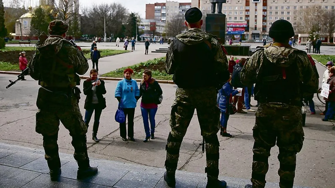 Nieoznakowani żołnierze z wyposażeniem rosyjskich sił specjalnych w Słowiańsku, 14 kwietnia. / Fot. Gleb Garanich / REUTERS / FORUM