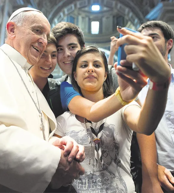 Papieskie selfie w Bazylice św. Piotra w Watykanie, sierpień 2013 r. / Fot. L’Osservatore Romano / AP / EAST NEWS