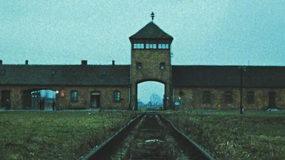 Kadr z filmu „Shoah” Claude’a Lanzmanna. Teren obozu Birkenau. / 