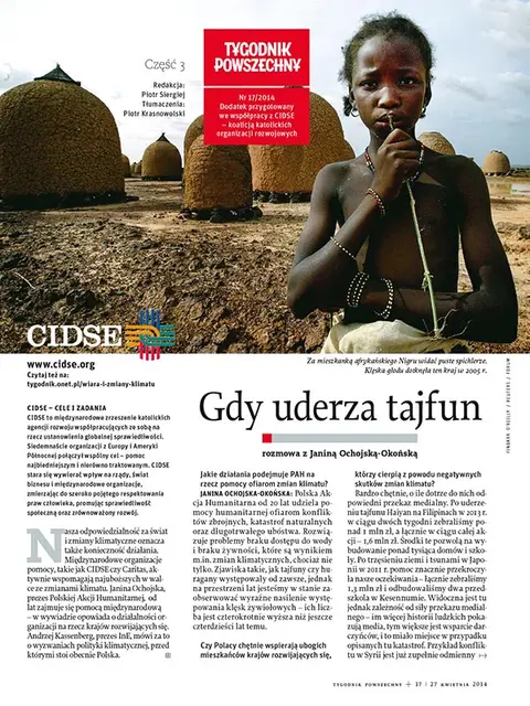 Okładka dodatku "Wiara i zmiany klimatu", "TP" 17/2014. Na zdjęciu: za mieszkanką afrykańskiego Nigru widać puste spichlerze. Klęska głodu dotknęła ten kraj w 2005 r. / Fot. Finbarr O'reilly / REUTERS / FORUM