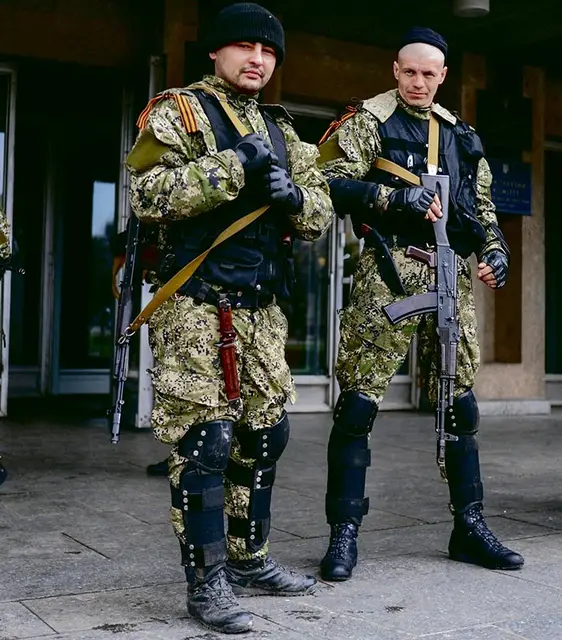 „Zielone ludziki” w mieście Sławiańsk na wschodniej Ukrainie, 14 kwietnia 2014 r. / Fot. Evgeniy Maloletka / AP / EAST NEWS