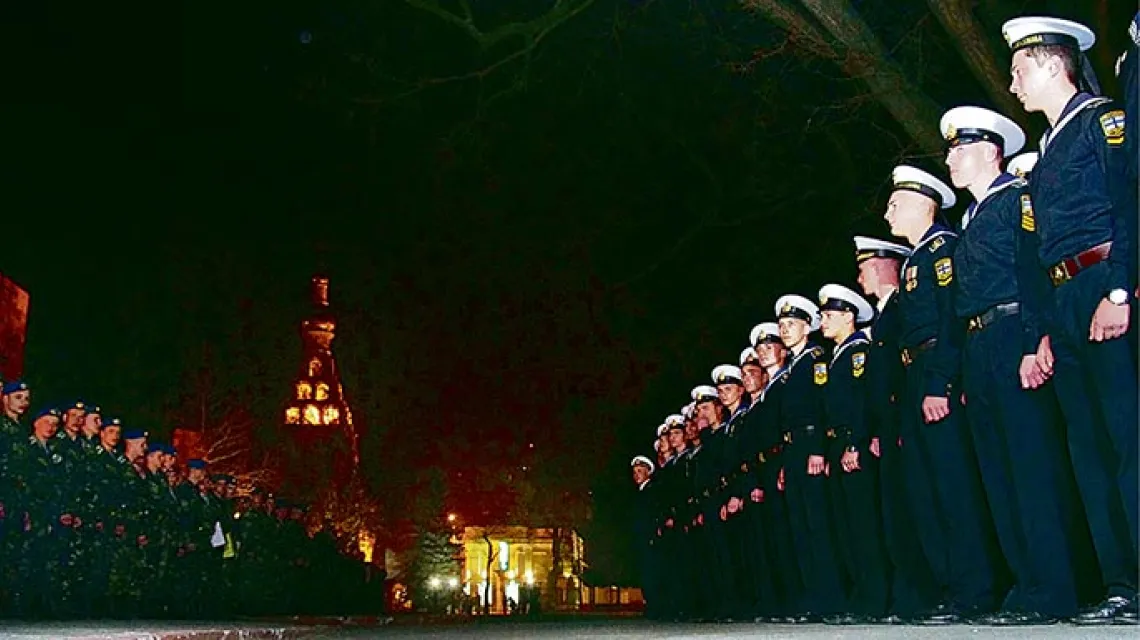 Kadeci ukraińskiej Akademii Wojskowej w Odessie witają swoich kolegów, przyszłych żołnierzy marynarki,  którzy po aneksji Krymu odmówili przyjęcia rosyjskiego obywatelstwa i opuścili Sewastopol; 5 kwietnia 2014 r. / Fot. Alexey Kravtsov / AFP / EAST NEWS