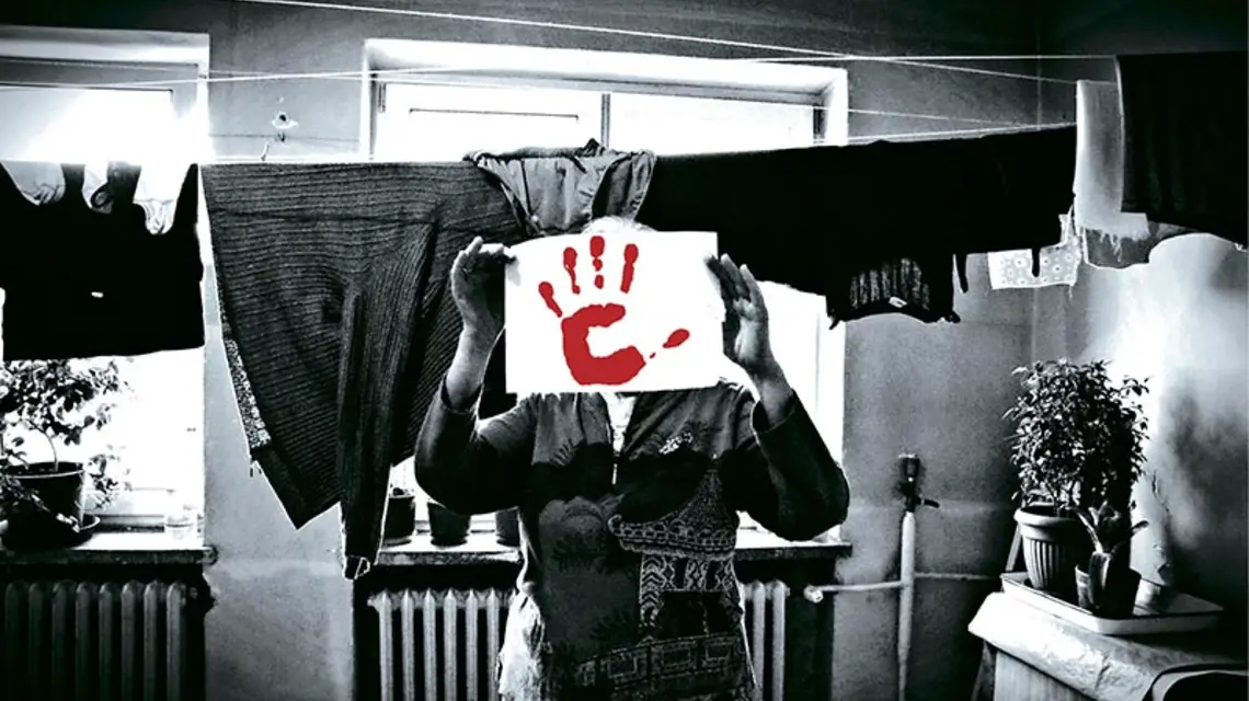 „Danuta P. podleje kwiaty na korytarzu. Potem rozwiesi pranie w suszarni. Zobaczy zmięte prześcieradło Ani. Trzeba je wykrochmalić, powie na głos”. / Fot. Maciej Wasielewski