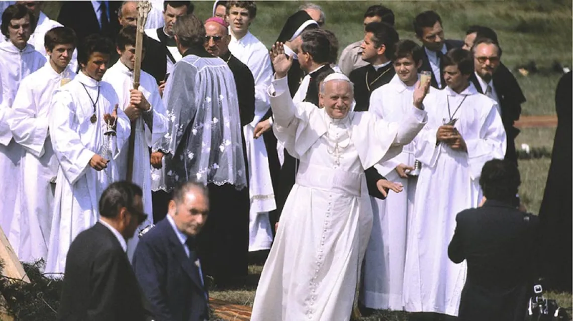 Jan Paweł II na krakowskich Błoniach, czerwiec 1979 r. / Fot. Chris Niedenthal / FORUM