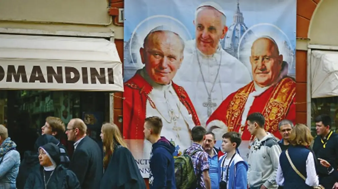 Pielgrzymi czekający w kolejce przed sklepem z pamiątkami, Watykan, 26 kwietnia 2014 r. / Fot. Jeff J. Mitchell / GETTY IMAGES