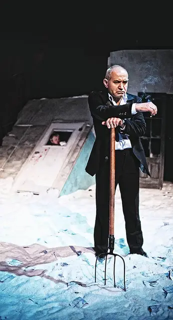 Krzysztof Dracz jako Jakub Szela w głośnym spektaklu Moniki Strzępki „W imię Jakuba S.”, Teatr Dramatyczny w Warszawie, 2011 r. / Bartłomiej Sowa / Teatr Dramatyczny