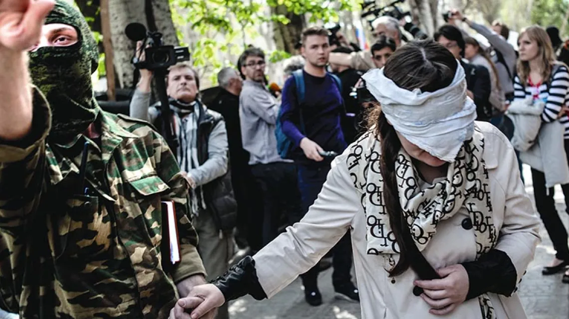 Rosyjscy separatyści zatrzymują ukraińską dziennikarkę Irmę Krat. Sławiańsk, 21 kwietnia 2014 r. / Fot. Evgeny Maloletka / AFP / EAST NEWS
