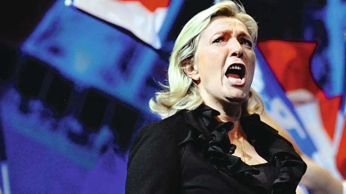  Marine Le Pen podczas kampanii przed wyborami prezydenckimi, Paryż, kwiecień 2012 r. / Fot. Martin Bureau / AFP/ EAST NEWS