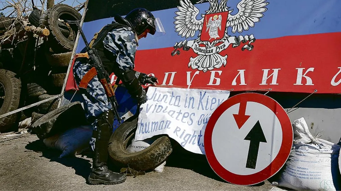 Barykada separatystów przy wjeździe do Sławiańska, 26 kwietnia 2014 r. / Fot. Max Vetrov / AFP / EAST NEWS