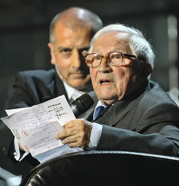 Tadeusz Różewicz z prezydentem Wrocławia Rafałem Dutkiewiczem, kwiecień 2008 r. / Fot. Maciej Kulczyński / REPORTER