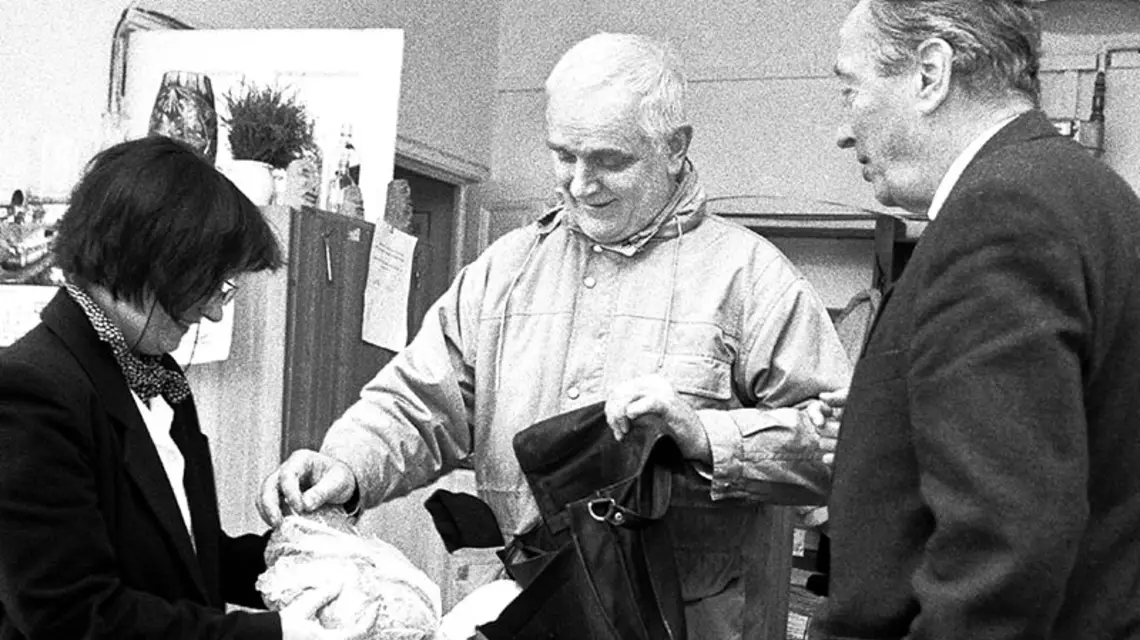Do redakcji „Tygodnika” często przynosił świeży chleb. Na zdjęciu z Katarzyną Morstin i Krzysztofem Kozłowskim, Kraków, 2000 r. / Fot. Danuta Węgiel